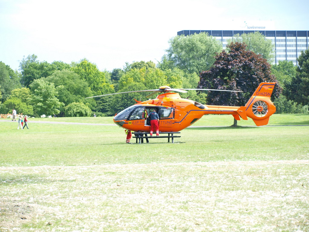 Wasserleiche angespuelt Koeln Deutz Rheinpark Hoehe Zoobruecke P03.JPG